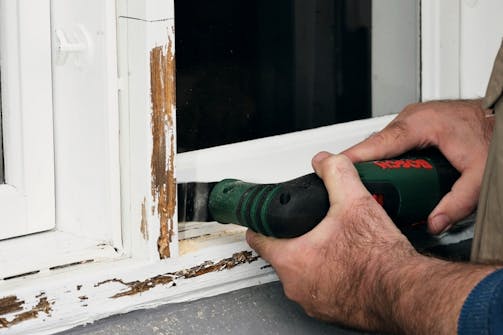 Fjern det råtne treverket: Det råtne treverket skjæres vekk med en multikutter. Fjern det råtne treverket: Det råtne treverket skjæres vekk med en multikutter.